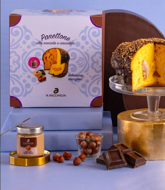 Panettone aux noisettes avec un pot de crème aux noisettes 190gr.